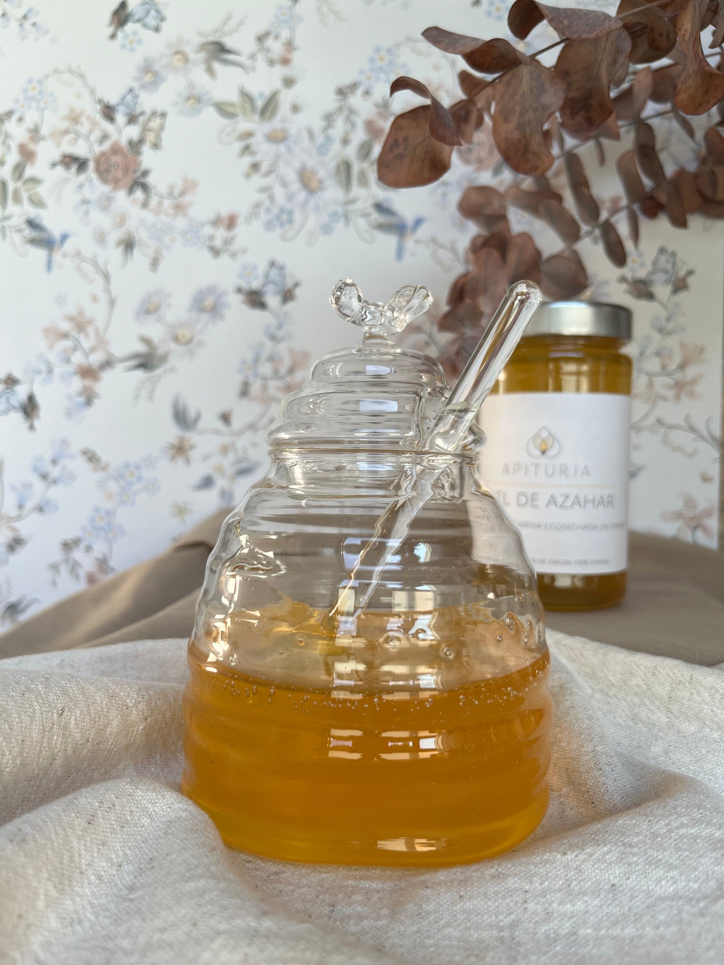 Mielera de cristal con abeja